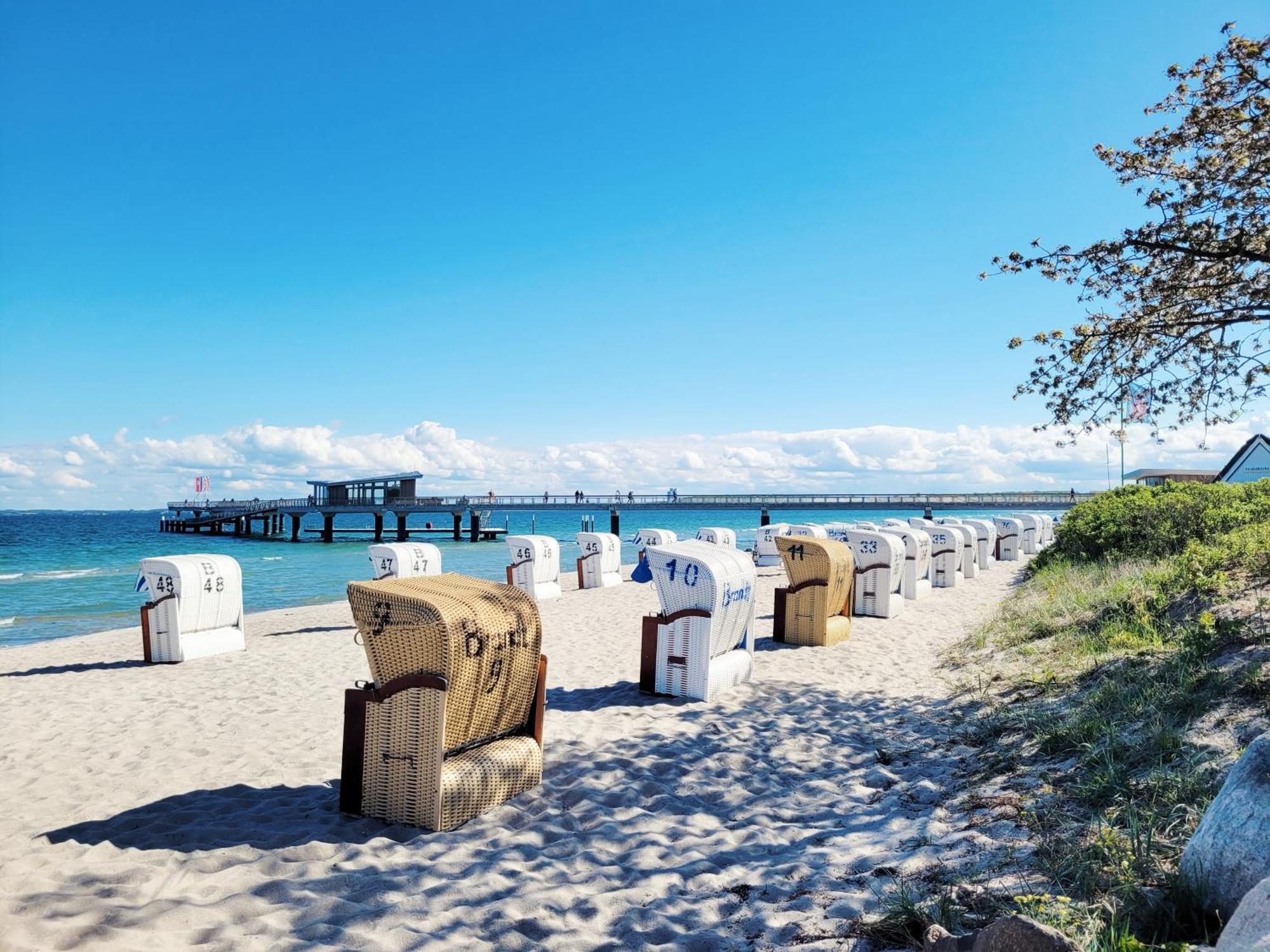 Strandnahe Ferienwohnung - Sehr Modern Und Hochwertig Eingerichtet, Inklusive Parkplatz, Gartenzugang Und Fahrradunterstellmoeglichkeit ชาร์บอยท์ซ ภายนอก รูปภาพ